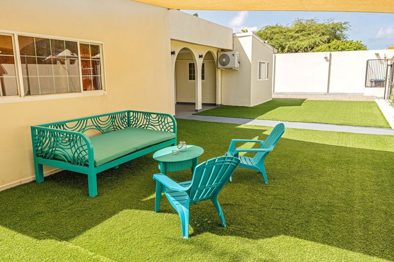 The turquoise bench in the garden