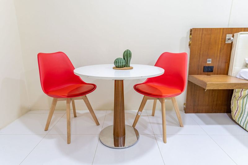 Dining corner with red chairs
